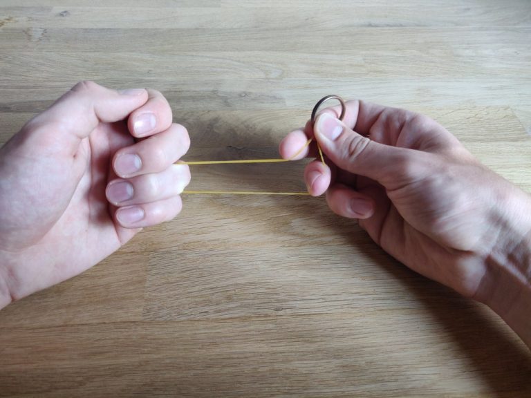 Ein Ring durchdringt ein Gummiband | Zaubertrick erklärt