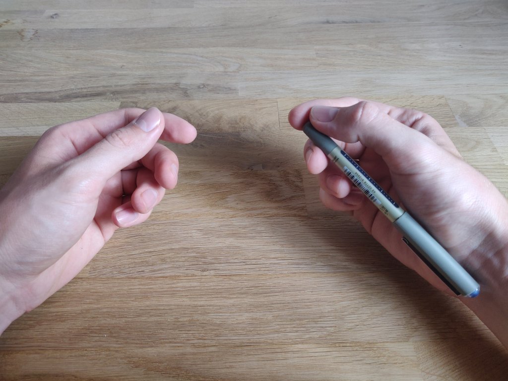 In dieser Position darf der Stift von den Zuschauern nicht mehr gesehen werden (achte auf den richtigen Winkel).